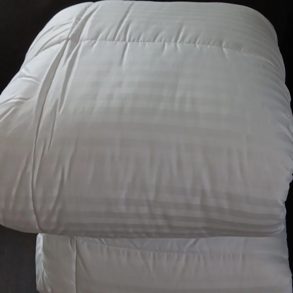 New Made For Westin Hotels & Resorts Down Alternative Comforter. Size Queen.